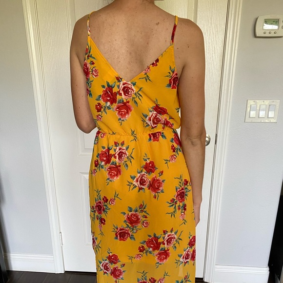 Maxi yellow with roses patterns open on the aide - Picture 4 of 5